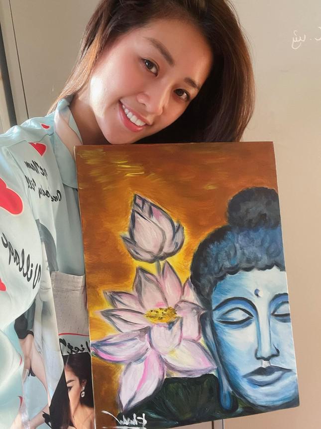 Á hậu Thanh Tú khoe eo 'con kiến' nóng bỏng, Hà Kiều Anh mặc váy yếm vai trần nuột nà - 11