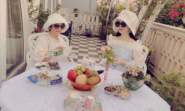 Á hậu Thanh Tú khoe eo 'con kiến' nóng bỏng, Hà Kiều Anh mặc váy yếm vai trần nuột nà - 14