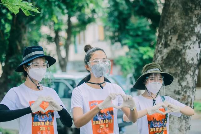 Á hậu Thanh Tú khoe eo 'con kiến' nóng bỏng, Hà Kiều Anh mặc váy yếm vai trần nuột nà - 15