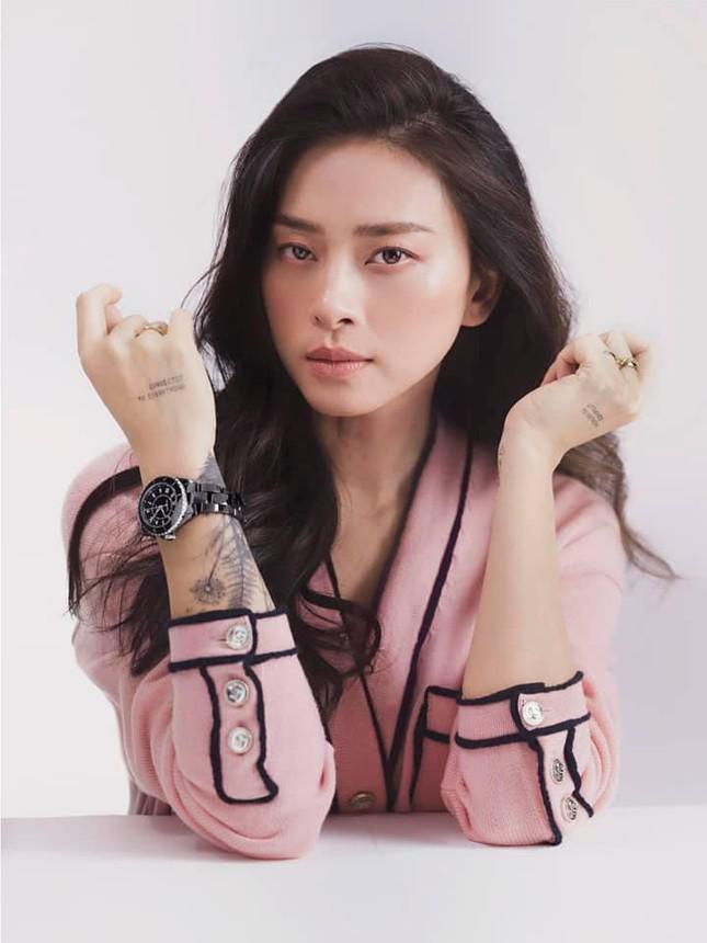 Đụng hàng trang phục lẫn phụ kiện, Ngô Thanh Vân liệu có lấn át “nàng thơ Chanel” Jennie? - 2