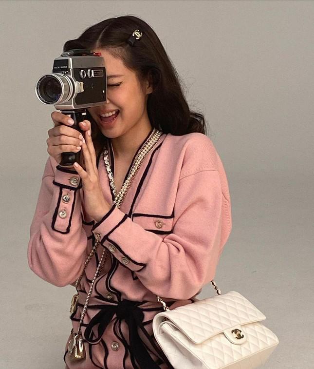 Đụng hàng trang phục lẫn phụ kiện, Ngô Thanh Vân liệu có lấn át “nàng thơ Chanel” Jennie? - 4