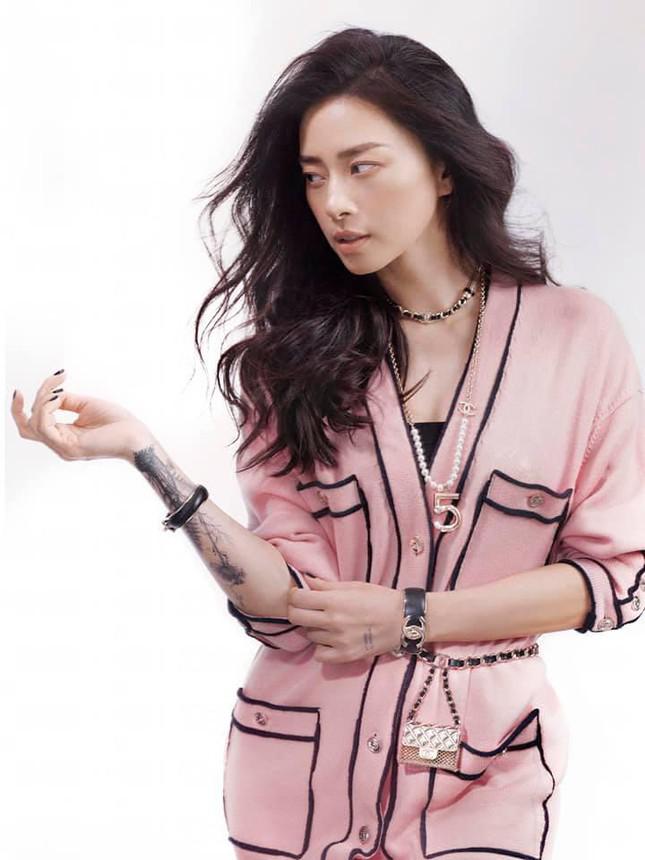 Đụng hàng trang phục lẫn phụ kiện, Ngô Thanh Vân liệu có lấn át “nàng thơ Chanel” Jennie? - 1