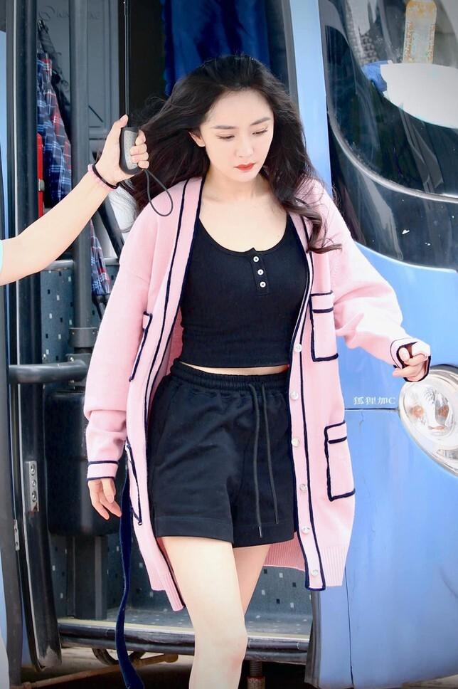 Đụng hàng trang phục lẫn phụ kiện, Ngô Thanh Vân liệu có lấn át “nàng thơ Chanel” Jennie? - 6