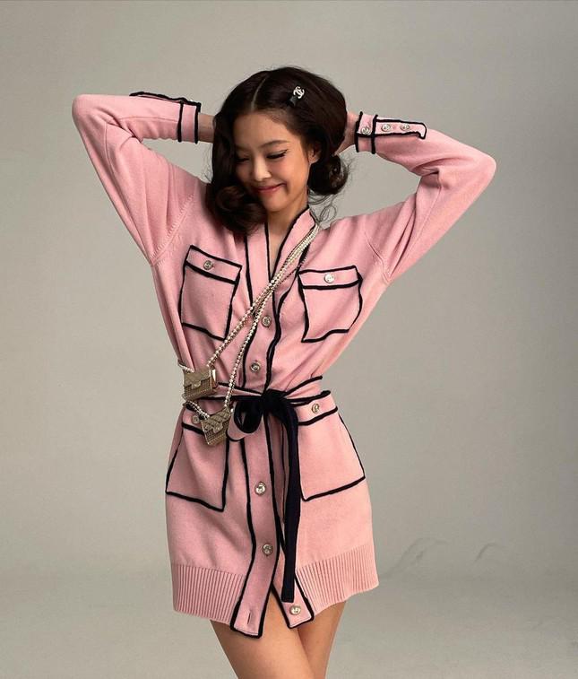 Đụng hàng trang phục lẫn phụ kiện, Ngô Thanh Vân liệu có lấn át “nàng thơ Chanel” Jennie? - 5