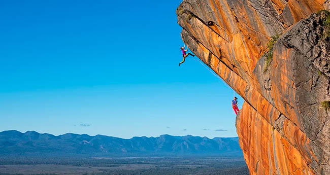 2. Bức ảnh ngoạn mục này của nhiếp ảnh gia người Úc Simon Carter, cho thấy 2 nhà leo núi Ashlee Hendy và Elizabeth Chong đang leo núi bất chấp trọng lực ở trong vườn quốc gia Grampians.
