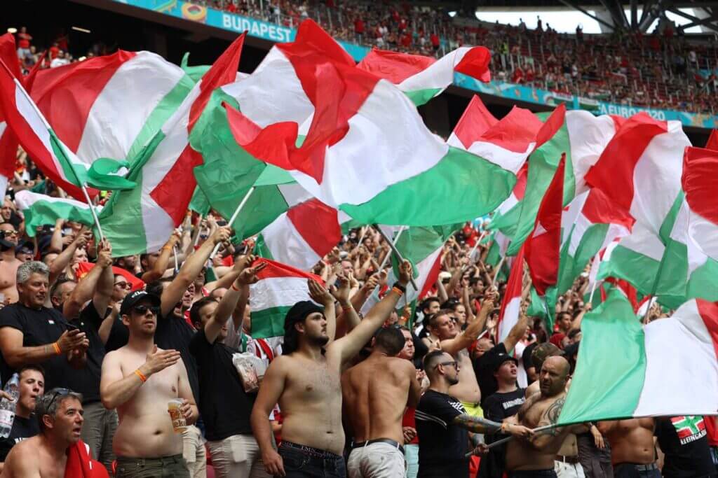 Cổ động viên Hungary đến sân xem bóng đá mà không cần đeo khẩu trang.