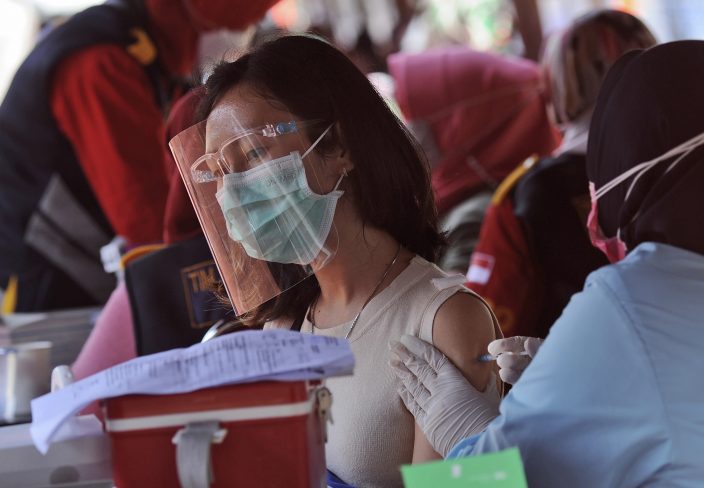 Một phụ nữ tiêm vaccine Sinovac tại điểm tiêm chủng ở Bandung, Tây Java, Indonesia.