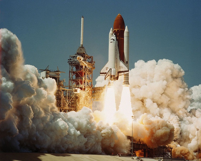 Tàu con thoi Challenger được phóng vào vũ trụ.