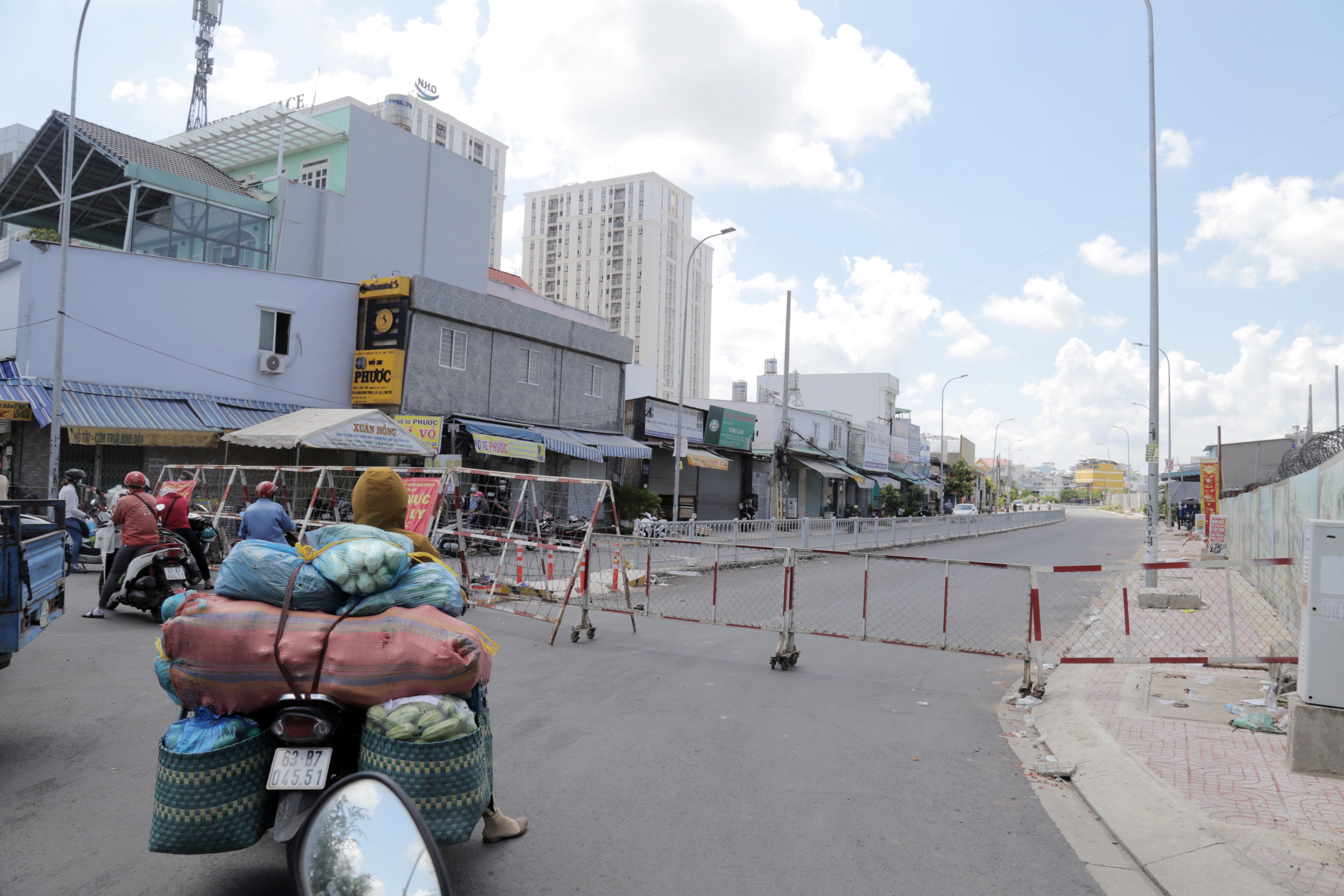 Toàn cảnh phong tỏa “nội bất xuất, ngoại bất nhập” tại 3 khu phố ở Bình Tân - 13