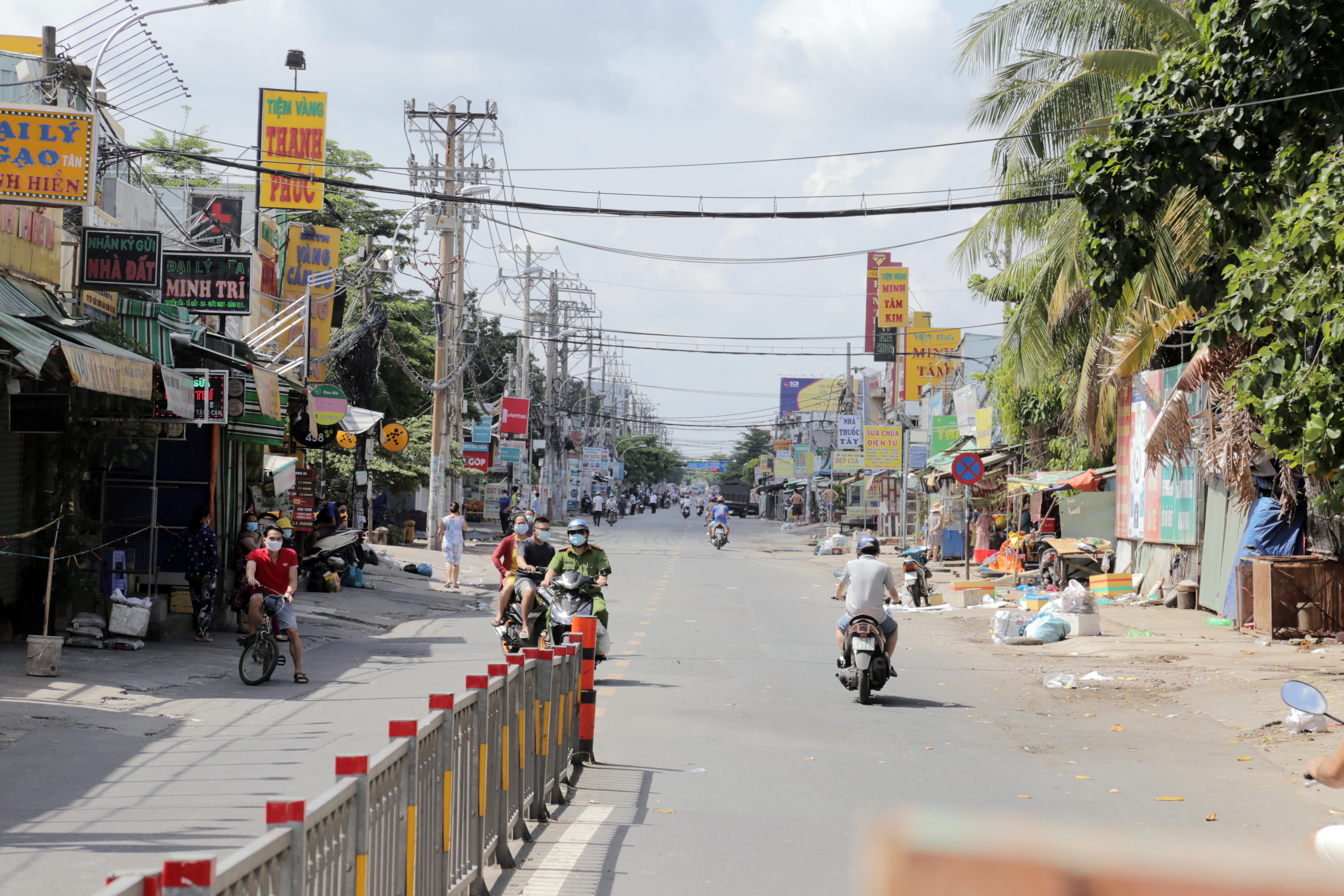 Toàn cảnh phong tỏa “nội bất xuất, ngoại bất nhập” tại 3 khu phố ở Bình Tân - 2