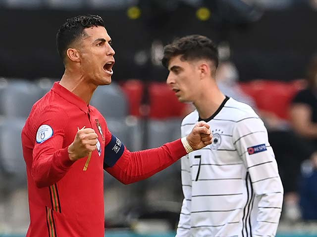 Bóng đá - Ronaldo lập cột mốc EURO vẫn ngậm đắng, SAO Đức "báo thù" vì bị từ chối cho áo