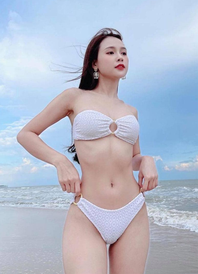 Với ngoại hình đẹp, Sam thường xuyên khoe khéo khoảnh khắc diện bikini tôn dáng triệt để.
