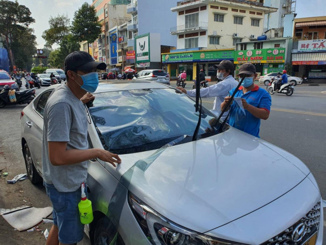 Dán phim cách nhiệt là một trong những biện pháp chống nóng hiệu quả. Ảnh: TN