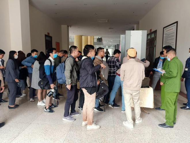 Phóng viên theo dõi “pháp đình” xếp hàng làm thủ tục dự phiên tòa