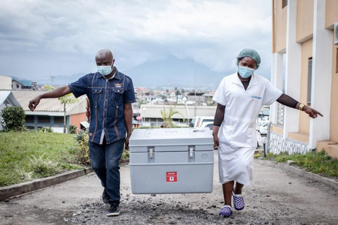 Chiến dịch tiêm vắc-xin COVID-19 đang diễn ra ở CHDC Congo (châu Phi). Ảnh: Guerchom Ndebo/GETTY IMAGES