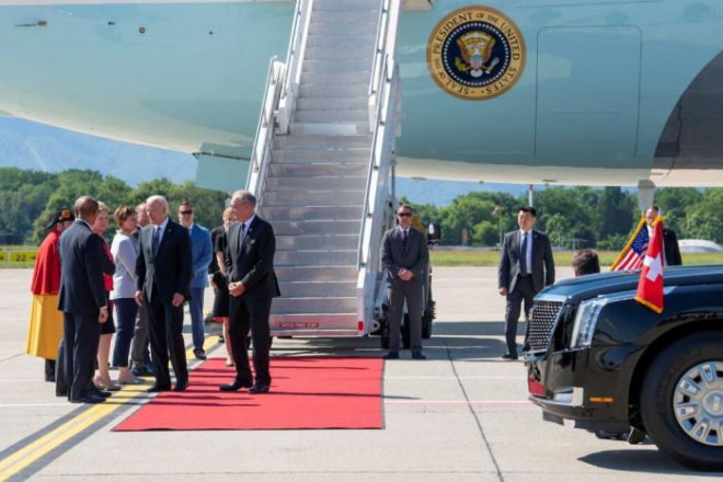 Chiếc Không lực Một chở ông Biden đến Geneva.