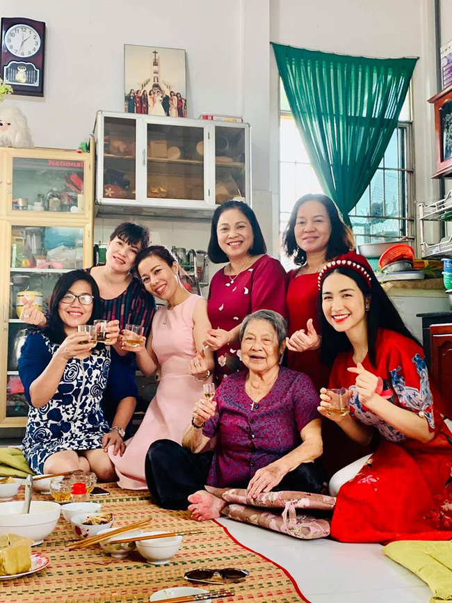 Không chỉ được chồng yêu chiều, Hòa Minzy cũng có mối quan hệ rất tốt với mẹ chồng.&nbsp;Đầu năm 2020, mẹ chồng nữ ca sĩ vui vẻ xuất hiện chung 1 khung hình với nàng dâu nổi tiếng.

