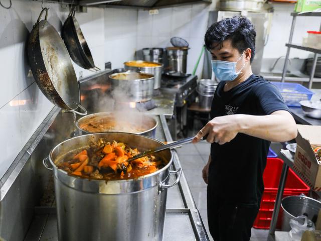 Tin tức trong ngày - Chủ nhà hàng nấu 2.000 suất ăn miễn phí mỗi ngày cho lao động nghèo, khu phong toả ở Sài Gòn