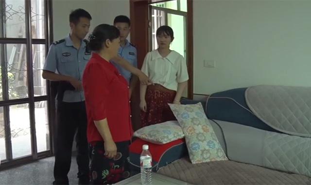 Chị Châu phải nhờ đến sự giúp đỡ của cảnh sát khi phát hiện rắn bò trong nhà 2 lần.