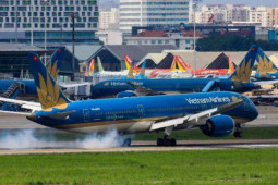 Kinh doanh - Vietnam Airlines lo phá sản, ACV “sống khoẻ&quot; nhờ đâu?