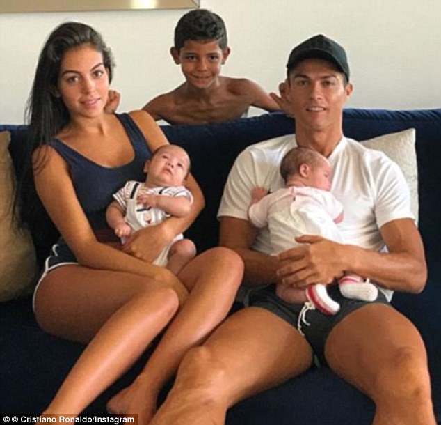 Siêu sao Cristiano Ronaldo từng đào hoa thế nào trước khi "chịu trói"? - 15