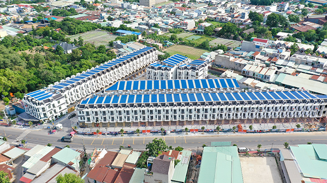 Royal Town nổi bật ngay trung tâm thành phố Dĩ An với 74 nhà phố thương mại đã hoàn thiện.