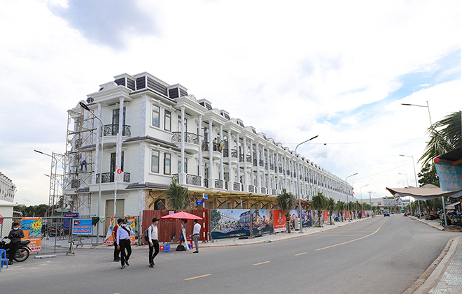 Dãy shophouse của Phố thương mại Royal Town ngay mặt tiền Nguyễn Thị Khắp.