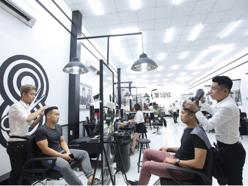 Hà Nội cho phép mở cửa trở lại các dịch vụ cắt tóc, gội đầu, dịch vụ ăn, uống trong nhà, giữ khoảng cách.