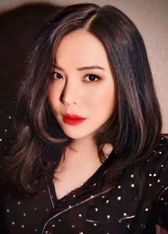 Trịnh Thăng Bình hóa
quý cô sang chảnh. Nam ca sĩ tự nhận xét về tấm hình của mình:
"Người phụ nữ này nhìn có vẻ rất bản lĩnh, thông minh và quyền lực,
rất độc lập và đặc biệt là rất đẹp".