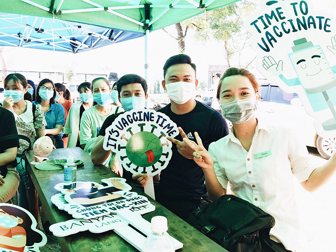 Nhân viên của khu nghỉ mát Banyan Tree Lăng Cô và Angsana Lăng Cô đã được tiêm vaccine phòng ngừa Covid-19 - 1