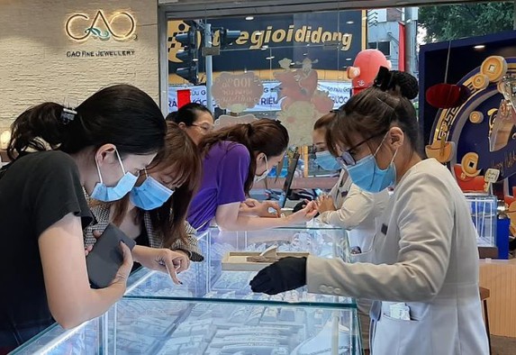 Vàng lao dốc, một công ty vừa bán ra 400 tỉ đồng vàng miếng - 1