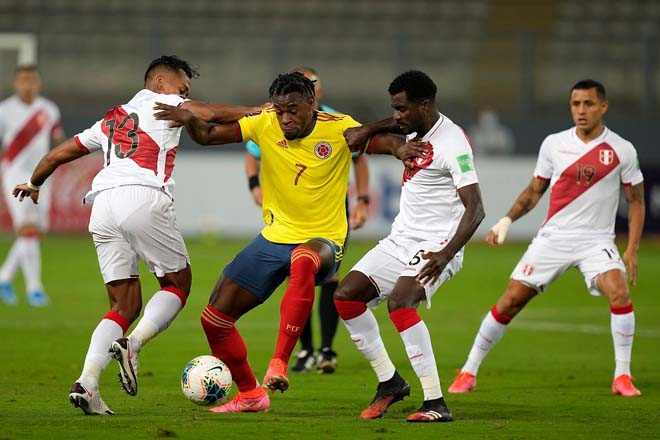 Colombia (áo vàng) đã gặp quá nhiều khó khăn trước Peru