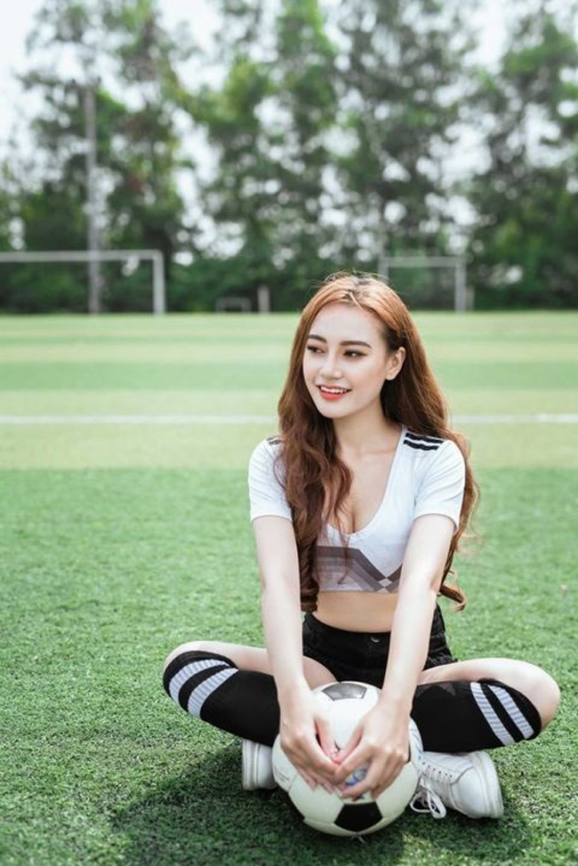 Trần Anh Thư là một trong 32 hot girl "Nóng cùng World Cup 2018". 
