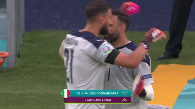 Đội tuyển Italia bất ngờ thay thủ môn ở phút 89 dù người bắt chính không hề bị chấn thương