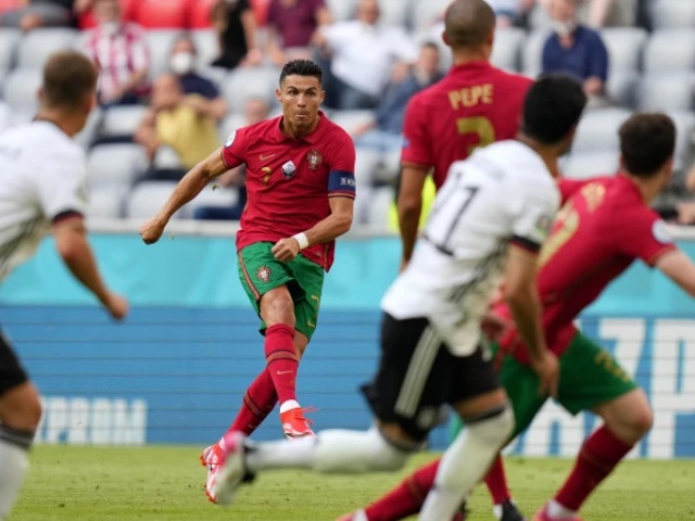 Bóng đá - Ronaldo săn thêm "kỷ lục" không mong muốn ở EURO: Thảm họa sút phạt 50 vào 1