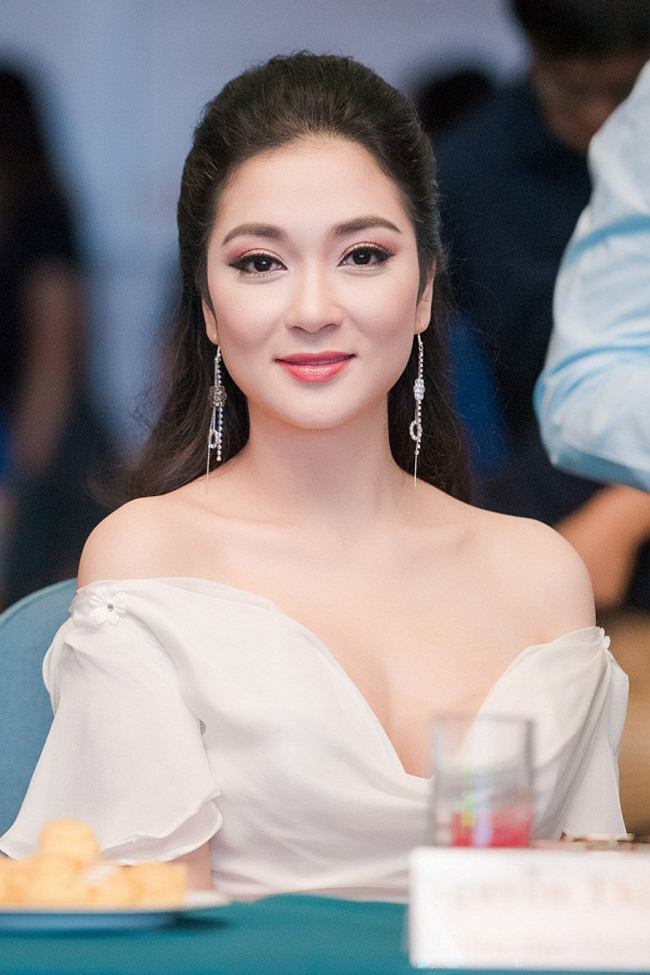 Đăng quang hoa hậu năm 19 tuổi, cô nữ sinh của Học viện Báo chí và Tuyên truyền ngày nào vẫn luôn được khán giả ngưỡng mộ vì vẻ đẹp nhan sắc và trí tuệ.
