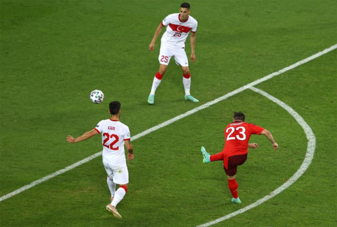 Pha dứt điểm lạnh lùng và hiểm hóc thành bàn của Shaqiri