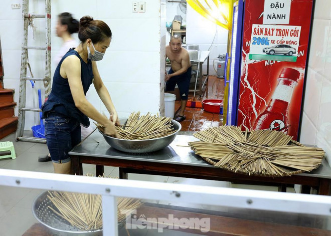 Hà Nội: Chủ quán ăn tất bật dọn dẹp, đón khách ngay trong đêm - 2