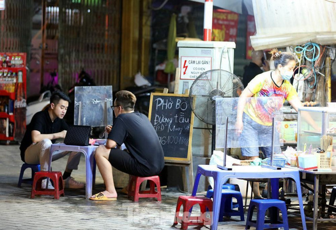 Hà Nội: Chủ quán ăn tất bật dọn dẹp, đón khách ngay trong đêm - 10