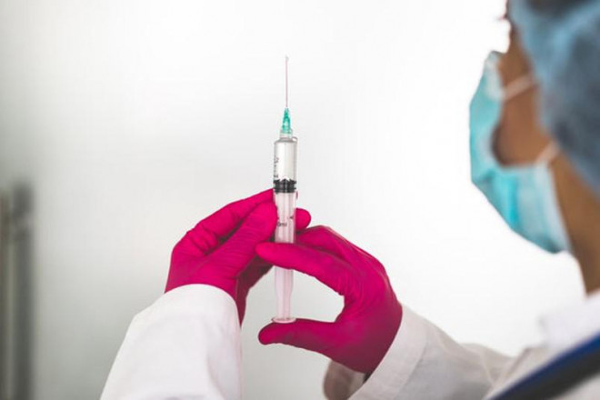 Nhân viên y tế chuẩn bị mũi tiêm chứa vaccine ngừa COVID-19. Ảnh: TIMES OF INDIA