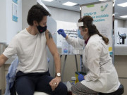Thế giới - Tác dụng phụ khi tiêm vaccine COVID-19: Sao người bị người không?