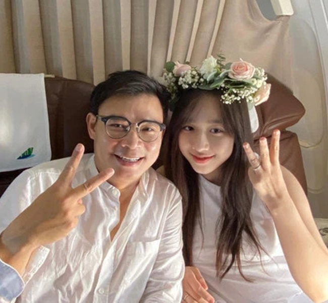 Những ngày vừa qua cộng đồng mạng không khỏi xuýt xoa với khoảnh khắc cầu hôn vô cùng lãng mạn của CEO Hùng Đinh dành cho cô bạn gái xinh đẹp kém 16 tuổi.
