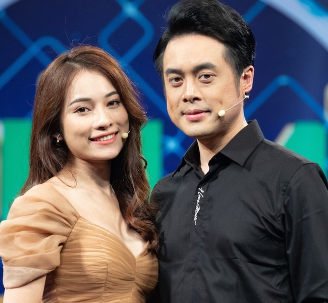 Trước đó, &nbsp;Dương Khắc Linh gặp và yêu nàng hotgirl trong một chương trình “Giai điệu chung đôi” do anh làm giám khảo. Chính thức công khai hẹn hò vào năm 2018, cặp đôi thường xuyên chia sẻ những khoảnh khắc ngọt ngào và hạnh phúc bên nhau. Dù chênh lệch tuổi tác, nhưng Dương Khắc Linh và Sara Lưu rất tâm đầu ý hợp trong suốt thời gian bên nhau.
