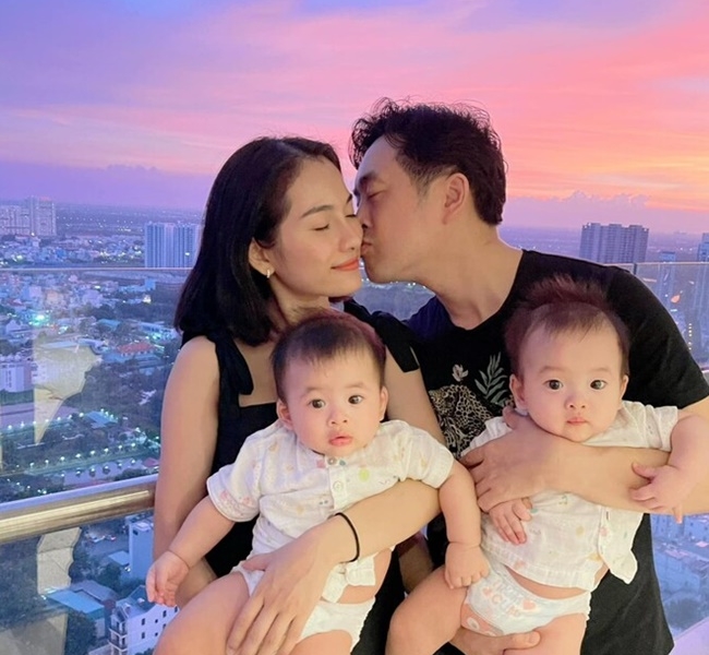 Mới đây nhất vào ngày 2/6/2021, cặp đôi chính thức kỷ niệm 2 năm ngày cưới. Trên trang cá nhân của mình, nam nhạc sĩ hào hứng chia sẻ: "Ôi xời, hôm nay là ngày kỷ niệm ngày cưới của 2 vợ chồng. Trong 2 năm có quá nhiều sự thay đổi. Lấy vợ và thêm 2 cục vàng nữa. Nói chung là không thể nào hạnh phúc hơn nữa. Năm nay tiếp tục mùa covid nên ở nhà với&nbsp;nhau! Mong dịch mau hết rồi hứa sẽ dẫn vợ con đi du lịch".
