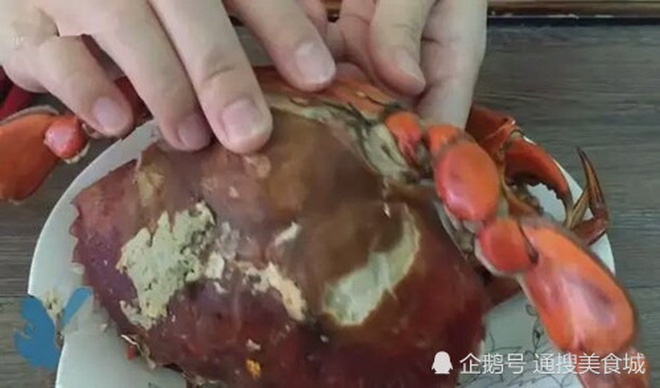 Dùng phí sinh hoạt cả tháng chỉ để mua 1 con cua, thanh niên hồi hộp tách đôi và cái kết muốn "rụng tim" - 1