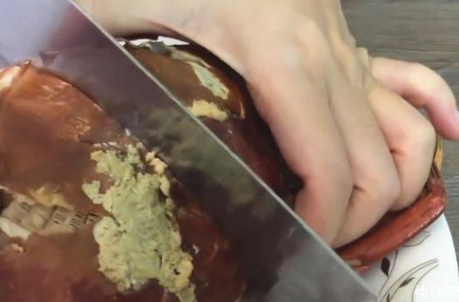 Chàng trai đã cắn răng bỏ ra 500 NDT (khoảng 1,8 triệu đồng) để đi mua cua đem về tự chế biến tại nhà.