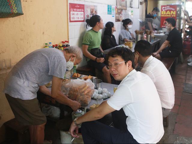 Tin tức trong ngày - Ngày đầu mở cửa hàng quán ở Hà Nội: "Vô tư" bỏ tấm chắn, ngồi sát nhau ăn uống