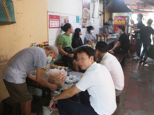 Tin tức trong ngày - Ngày đầu mở cửa hàng quán ở Hà Nội: "Vô tư" bỏ tấm chắn, ngồi sát nhau ăn uống