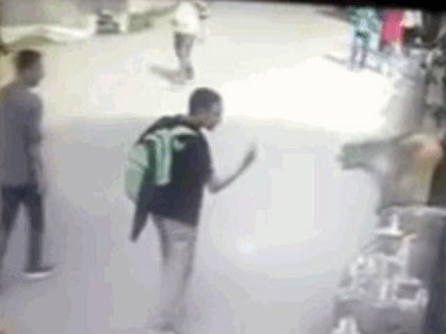 Media - Clip: Giơ "ngón tay thối" trêu chọc khỉ, gã đàn ông nhận ngay kết đắng