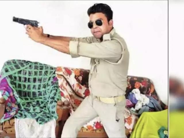 Thế giới - Vừa là giáo viên, vừa là cảnh sát ở thành phố cách xa 140km trong 5 năm mà không ai biết